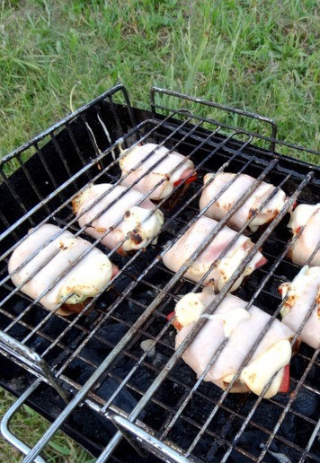 1. Этап. Горячие бутерброды на мангале: Готовить, переворачивая, чтобы сыр расплавился, а ветчина подрумянилась. Горячие бутерброды подавать с пылу с жару!