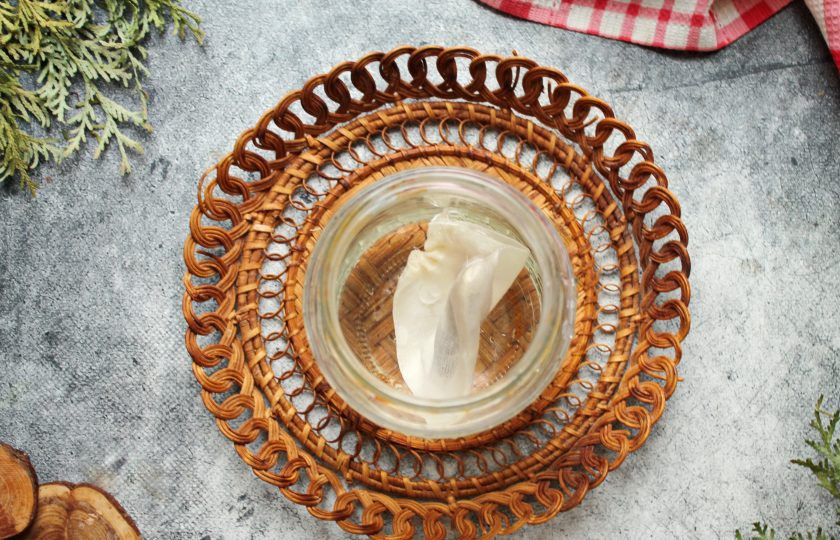 1. Этап. Самогон на калгане: В чистую, сухую банку налейте самогон и положите в него мешочек с калганом. Плотно закройте чистой крышкой.