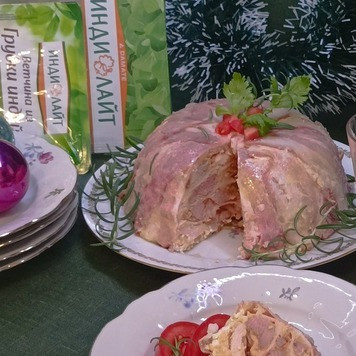 1. Этап. Индейка, запеченная слоями: Готовому блюду дать остыть и поставить на ночь в холодильник. На следующий день перевернуть форму и выложить содержимое на блюдо. Индейка, приготовленная по этому рецепту, настолько сытная, что к ней подают только салат или маринованные овощи.