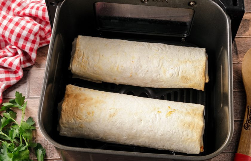 1. Этап. Шаурма в аэрогриле: Уложите шаурму швом вниз и запеките при температуре 200 градусов в течение 5 минут.