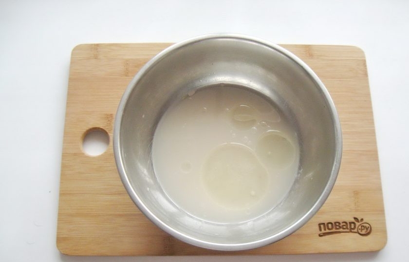 1. Этап. Китайские паровые булочки: В миску налейте теплую воду. Добавьте дрожжи, сахар и две столовые ложки подсолнечного масла.