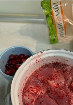 1. Этап. Индейка в клюквенно-цитрусовом маринаде: Залить маринадом и убрать в холодильник на один час