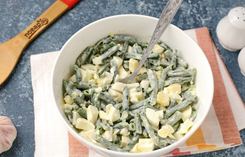 1. Этап. Салат из зеленой фасоли с яйцами: Перемешайте. Салат из зелёной фасоли с яйцами готов!