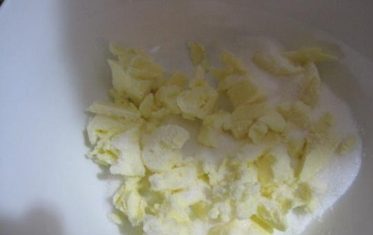 1. Этап. Творожные кексы с шоколадом: 1. Размягченное (но ни в коем случае не растопленное) сливочное масло разотрите с сахаром до однородной массы.