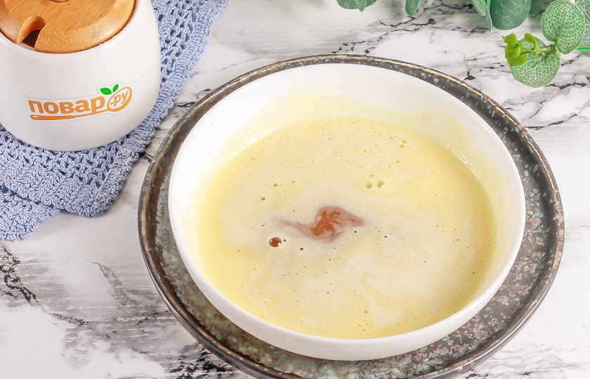 1. Этап. Кофейный гоголь-моголь: Влейте во взбитую массу остывший кофе, удаляя гущу.