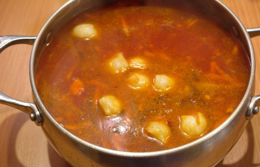 1. Этап. Борщ с пельменями: Когда капуста станет мягкой, добавьте в борщ зажарку. Варите 10 минут. Теперь добавьте пельмени и варите еще 6 минут. Добавьте в борщ соль, сахар, перчик молотый. Можно измельчить чеснок и зелень. Перемешайте. Доведите до вкуса и выключайте.