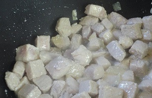 1. Этап. Пёркельт: Добавить к луку мясо и тушить все вместе, помешивая, пока мясо полностью не изменит цвет.