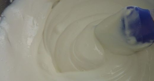 1. Этап. Чизкейк с ягодами: В готовую массу осторожно введите сливки. Сделайте однородную консистенцию.