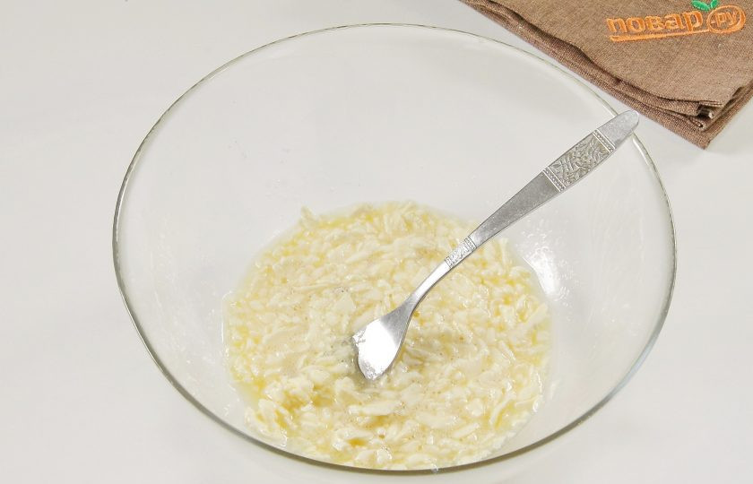 1. Этап. Пирог-перевертыш с киви и кедровыми орешками: Добавьте 70 гр мягкого сливочного масла и разотрите вилкой.