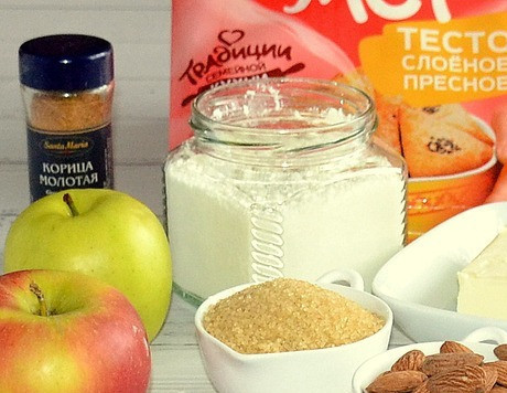 1. Этап. Слойки с яблоками и миндалем: Вымыть яблоки и подготовить необходимые ингредиенты.