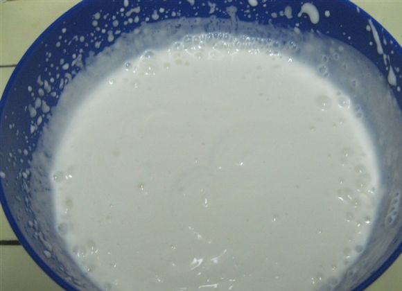 1. Этап. Торт Ивушка: 2. Сметану и сахар взбиваем миксером, пока сахар не растворится.