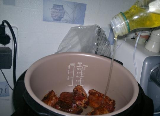 1. Этап. Тушеные говяжьи ребрышки в мультиварке: 3. Влейте немного оливкового (можно использовать также другое растительное масло по вкусу) масла и обжарьте ребра с двух сторон до образования корочки.