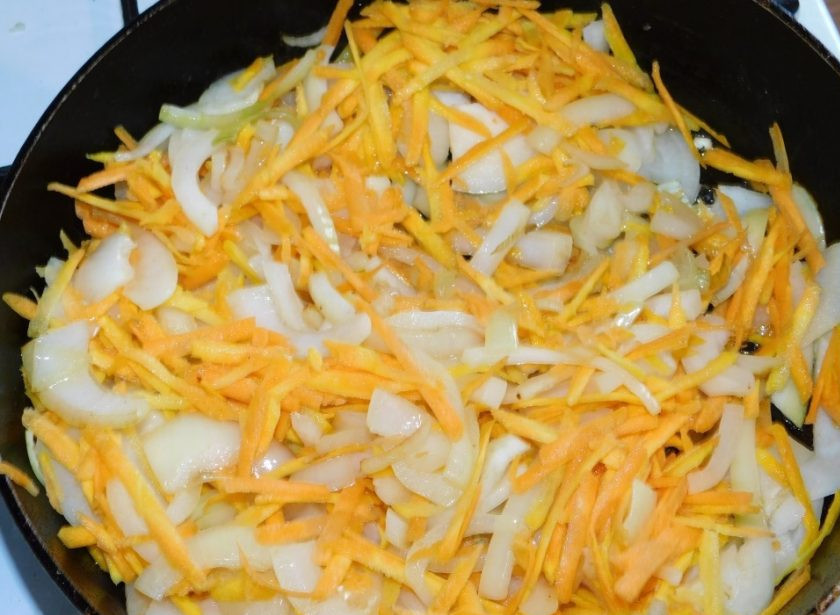 1. Этап. Кролик в сливках, приготовленный в мультиварке: Обжарьте лук с морковью.