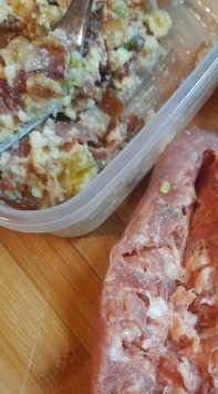 1. Этап. Купаты фаршированные: Купаты нарезать и нафаршировать получившийся сырной массой