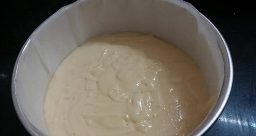 1. Этап. Ванильный бисквитный торт: 5. Вылейте тесто в форму для выпекания.