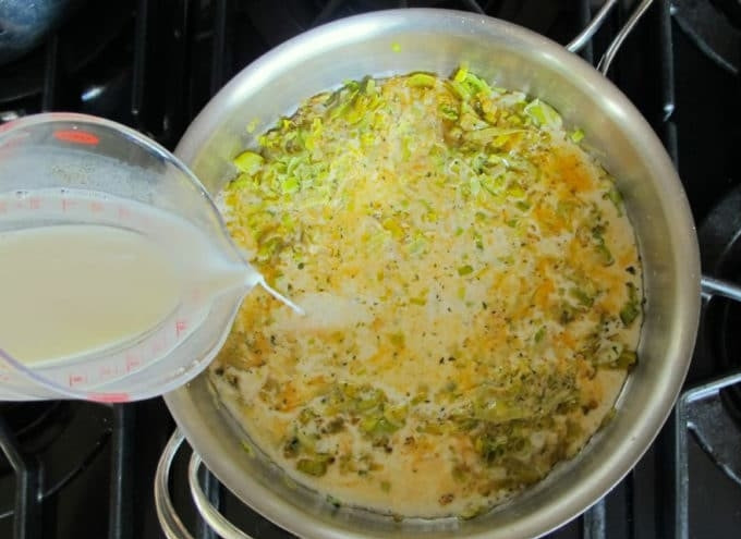 1. Этап. Суп с луком-пореем и картофелем: 4. Отдельно перемешайте молоко с крахмалом. Влейте смесь в кастрюлю. Варите ингредиенты 4 минуты.