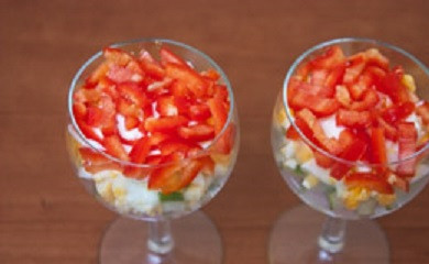 1. Этап. Салат-коктейль с ветчиной: 9. Сладкий перец выложить сверху.