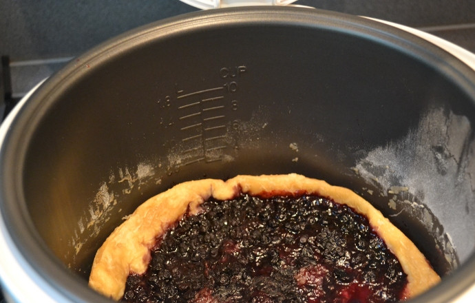 1. Этап. Пирог с черникой в мультиварке: После звукового сигнала ждем, пока наш пирог немного остынет, и выкладываем его на тарелку. Приятного всем аппетита!