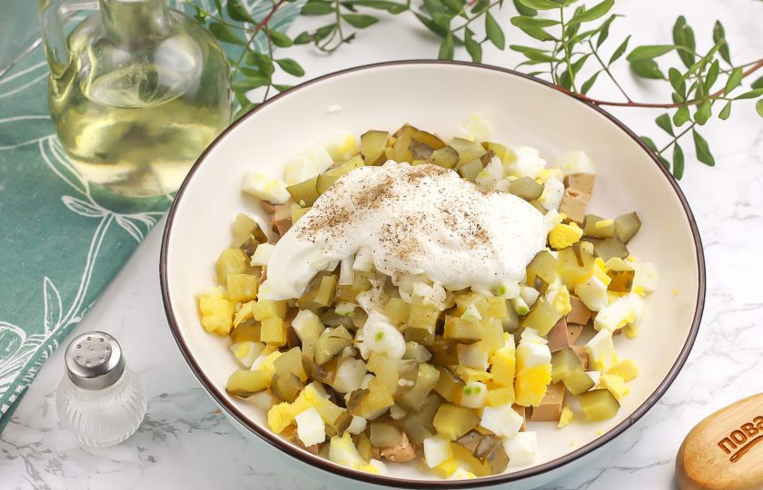 1. Этап. Салат из печени баранины: Выложите майонез любой жирности и всыпьте молотый черный перец. Аккуратно все перемешайте.