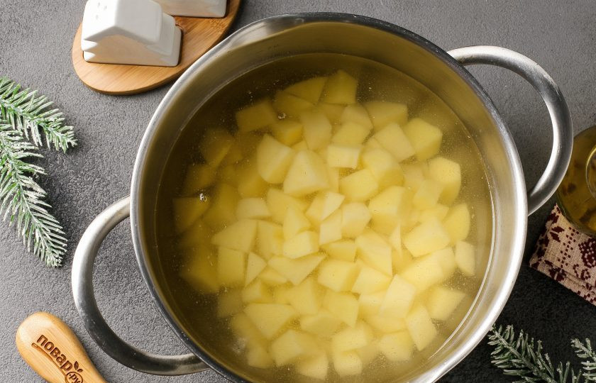 1. Этап. Сырный крем-суп с грибами в хлебе Веселый Кролик: Переложите картофель в кастрюлю, добавьте бульон и варите около 15 минут (до готовности картофеля).