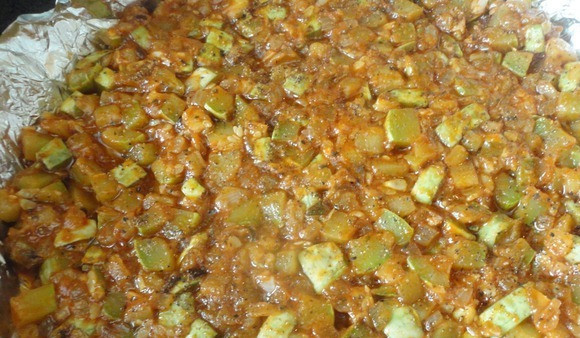 1. Этап. Кабачок по-итальянски: 6. Когда кабачки готовы уже будут - смешаем их с соусом и выложим на противень, застланный фольгой.