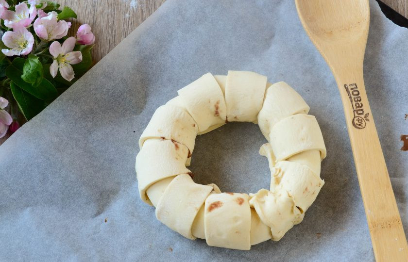 1. Этап. Шоколадное кольцо: Рулет заверните в кольцо и переложите его на пергамент.