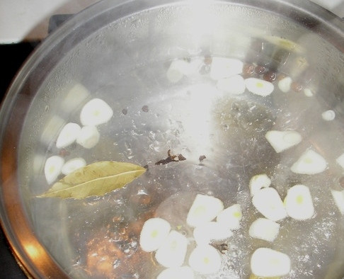 1. Этап. Вешенки, маринованные на закуску: В кастрюлю наливаем воду, ставим ее на огонь и доводим до кипения, затем выкладываем в воду специи и чеснок, вливаем уксус, насыпаем сахар и соль.