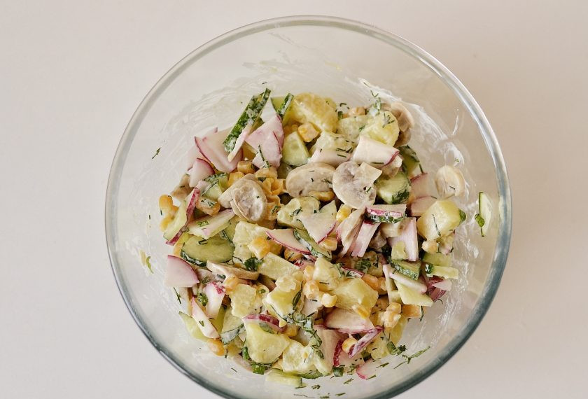 1. Этап. Салат с кукурузой, грибами и огурцами: Заправьте салат майонезом и горчицей. Посолите и поперчите по вкусу, перемешайте.