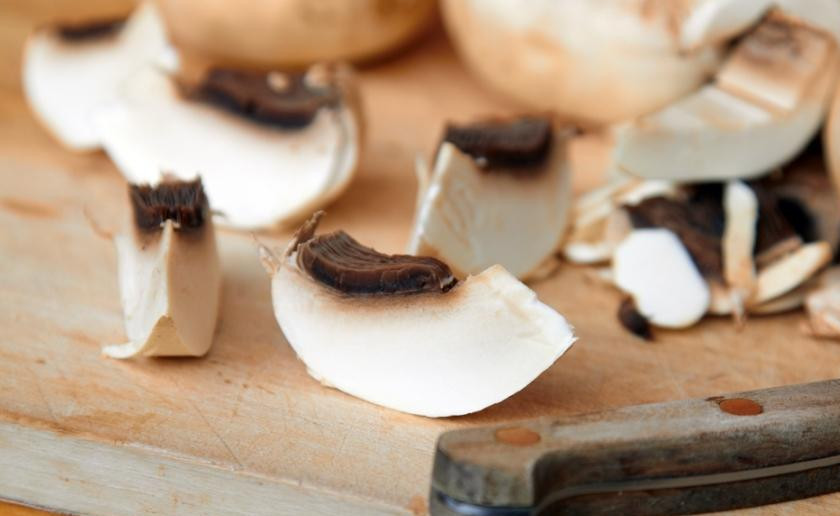 1. Этап. Шампиньоны с красной икрой: Шампиньоны моем, отрезаем у них ножки, а шляпки нарезаем на несколько продольных кусочков. Для наглядности смотрите на фото.