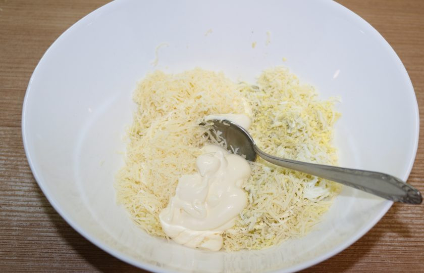 1. Этап. Шпроты в крабовых палочках: Смешайте натёртый сыр, яйца, чеснок, майонез