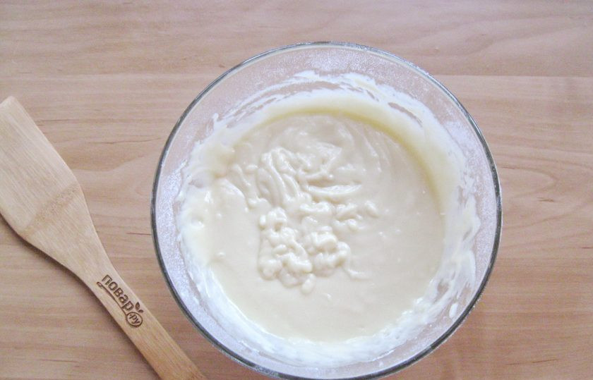 1. Этап. Кекс на кефире с корицей: Замесите однородное, гладкое тесто с помощью венчика или миксера. Оно должно быть консистенции густой сметаны.