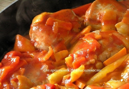 1. Этап. Оссобуко из курицы: Добавьте томаты (в этот раз я использовала домашнее лечо).