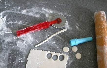 1. Этап. Торт Косметичка: 8. Из остатков мастики можно сделать различные декоративные элементы.