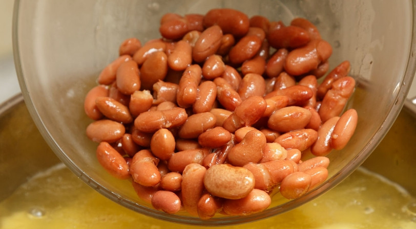 1. Этап. Суп с фасолью и щавелем: 2. Тем временем, когда бульон закипел снова, добавляем в него фасоль прямо вместе с жидкостью из банки. Ждем, чтобы опять закипел бульон. Добавим специи и готовим дальше до готовности картошки.