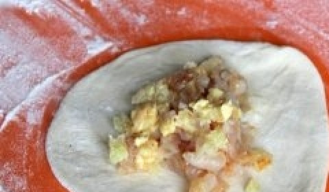 1. Этап. Cамса с курицей и сыром: 3. Теперь я просто от теста отщипывают понемногу, раскатываю в лепешку и помещаю начинку внутрь.