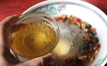 1. Этап. Шоколадно-ореховый пирог за 15 минут: 5. Влейте растительное масло и мед или патоку, перемешайте.