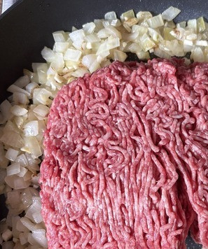 1. Этап. Соус Болоньезе по-азиатски: Лук отодвинуть в сторону, добавить фарш в сковороду.