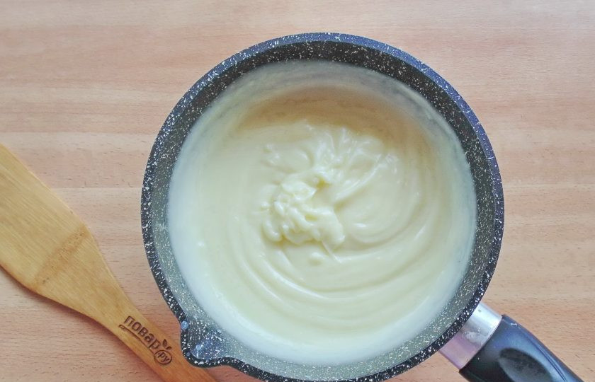 1. Этап. Кустард: Когда молоко начнет закипать, влейте в кастрюлю тонкой струйкой смесь желтков, сахара и крахмала. Постоянно перемешивая, доведите крем до загустения.