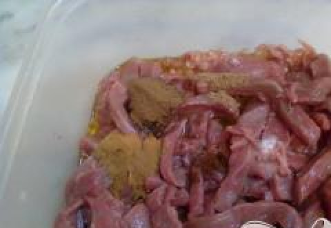 1. Этап. Арабский сэндвич: Кладем мясо, приправляем специями (корица, гвоздика, перец и т.д.).