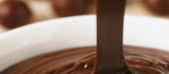 1. Этап. Батончик сникерс: 1. В маленькой кастрюле на слабом огне растопите молочный шоколад, ириски и масло. Эту массу держим на плите на маленьком огне. Затем делим на две части. Одну выливаем на противень: это будет нижний слой. Вторую пока уберем в сторону.