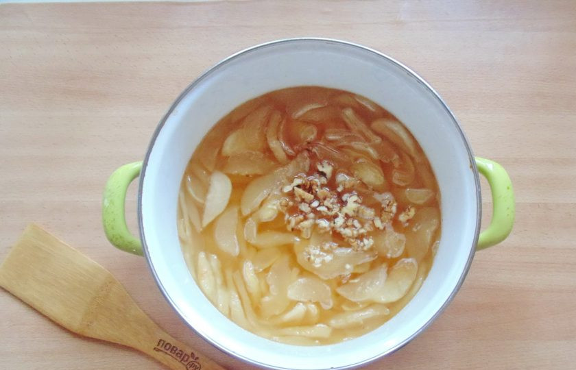 1. Этап. Варенье из груш с орехами: В третий раз поставьте варенье на огонь, добавьте измельченные орехи, лимонную кислоту. Дайте варенью закипеть и выключайте. Разлейте горячим по стерилизованным банкам, закрутите крышки и укутайте в одеяло до полного остывания.