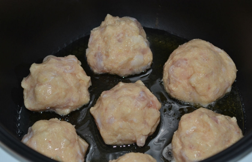 1. Этап. Рыбные тефтели в мультиварке: В кастрюльку мультиварки выложите тефтельки так, чтобы они не прикасались друг к другу.