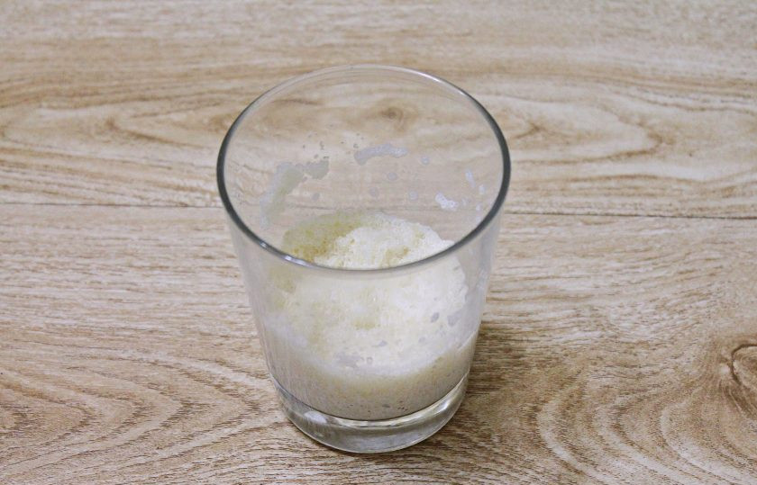 1. Этап. Бланманже с ананасом: Желатин залейте холодным кипяченым молоком и оставьте для набухания на 30-40 минут.