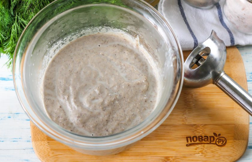 1. Этап. Грибной капучино: Перелейте массу в глубокую емкость и отпюрируйте погружным блендером. Если масса получится густой, то подлейте в нее немного кипятка.