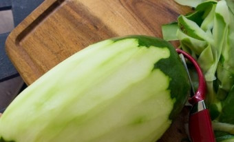 1. Этап. Сом Там: Очищаем зеленую папайю от кожуры.