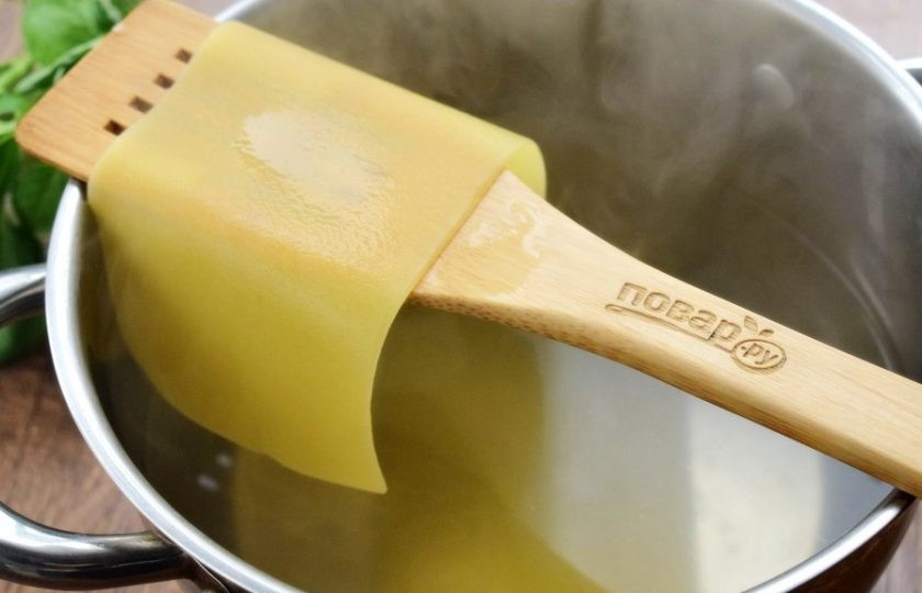 1. Этап. Лазанья в перце: Листы лазаньи отварите в кипящей подсоленной воде согласно инструкции на упаковке. Откиньте на сито, порежьте на 4 части. Рикотту, сыр (50 г), базилик и яйцо перемешайте до однородности.