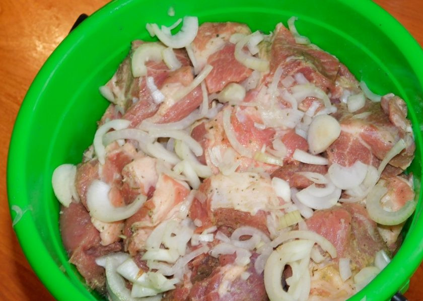 1. Этап. Шашлык в соево-горчичном маринаде: Лук нарежьте и выложите вперемешку с мясом. Добавьте горчицу, перемешайте.