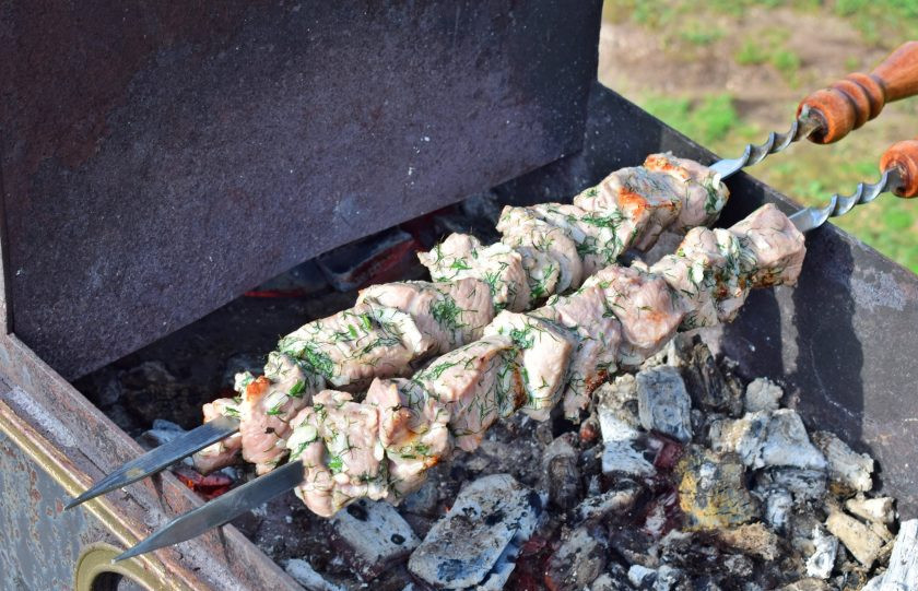 1. Этап. Шашлык в шампанском: Маринованное мясо готовьте на шампурах над горячими углями. Избегайте открытого огня. Прокручивайте шампура для равномерного приготовления.