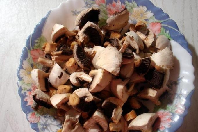 1. Этап. Рагу с брокколи: Шампиньоны промываем под холодной водой, убираем мусор и нарезаем на небольшие кусочки.