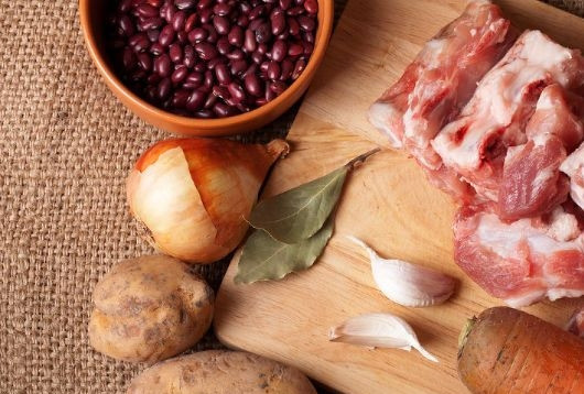 1. Этап. Суп из красной фасоли со свининой: 1. Чтобы быстрее приготовить этот суп, фасоль нужно замочить в холодной воде. Оставиьте ее для набухания на ночь, а еще лучше поставьте ее в холодильник. В идеале ей нужно до 10 часов. Для бульона можно брать любую часть свинины на ваш вкус (подойдет даже суповой набор из косточек). Я взяла свиные ребра. Ставим бульон, ждем закипания, снимаем пену, солим и приправляем по вкусу, варим на слабом огне наши ребра около часа.